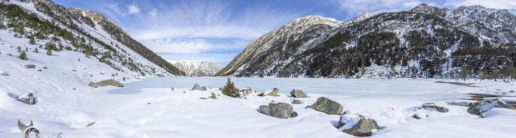 Panorama enneigé sur le lac de Gaube en hiver
