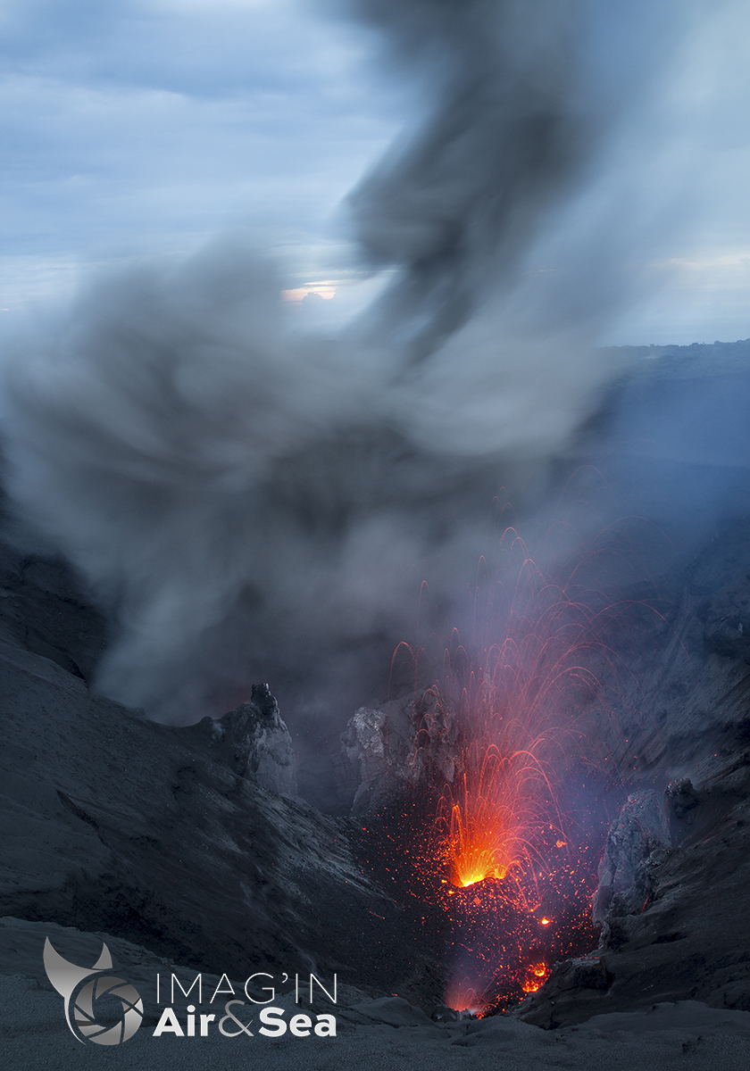 Vue large sur le crater du Mont Yasur au Vanuatu
