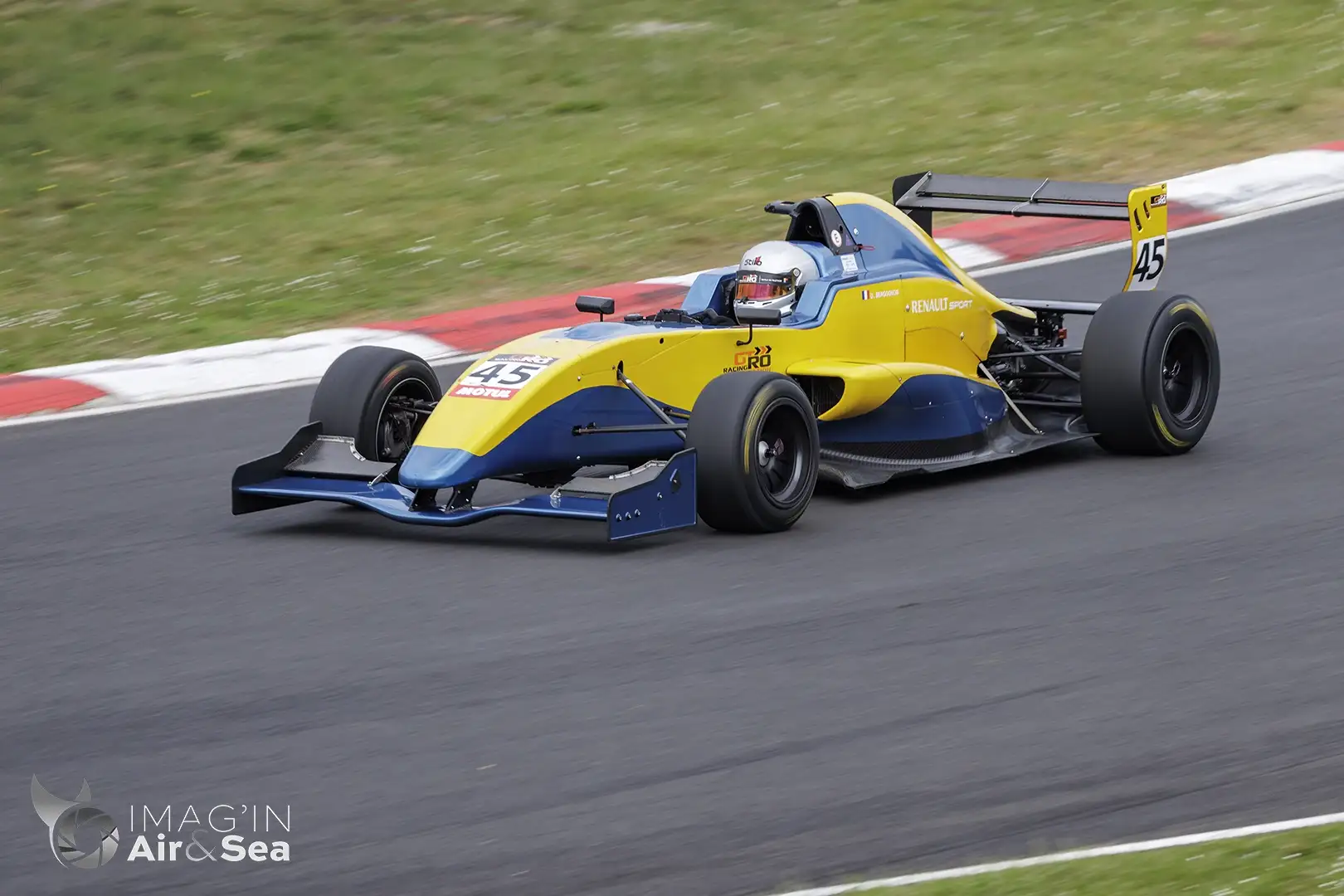 Monoplace en pleine course sur le circuit de Pau-Arnos lors d'une manche du championnat de France des circuit