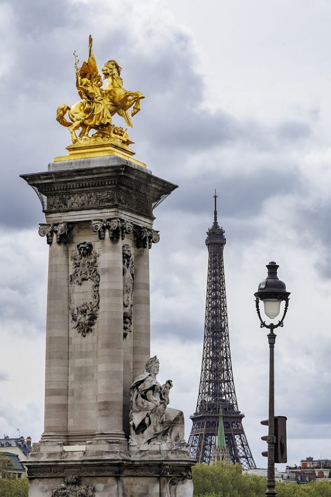 Pilier du pont Alexamdre III surplombé de sa magnifique statut dorée avec la tour Eiffel en Arrière-plan.