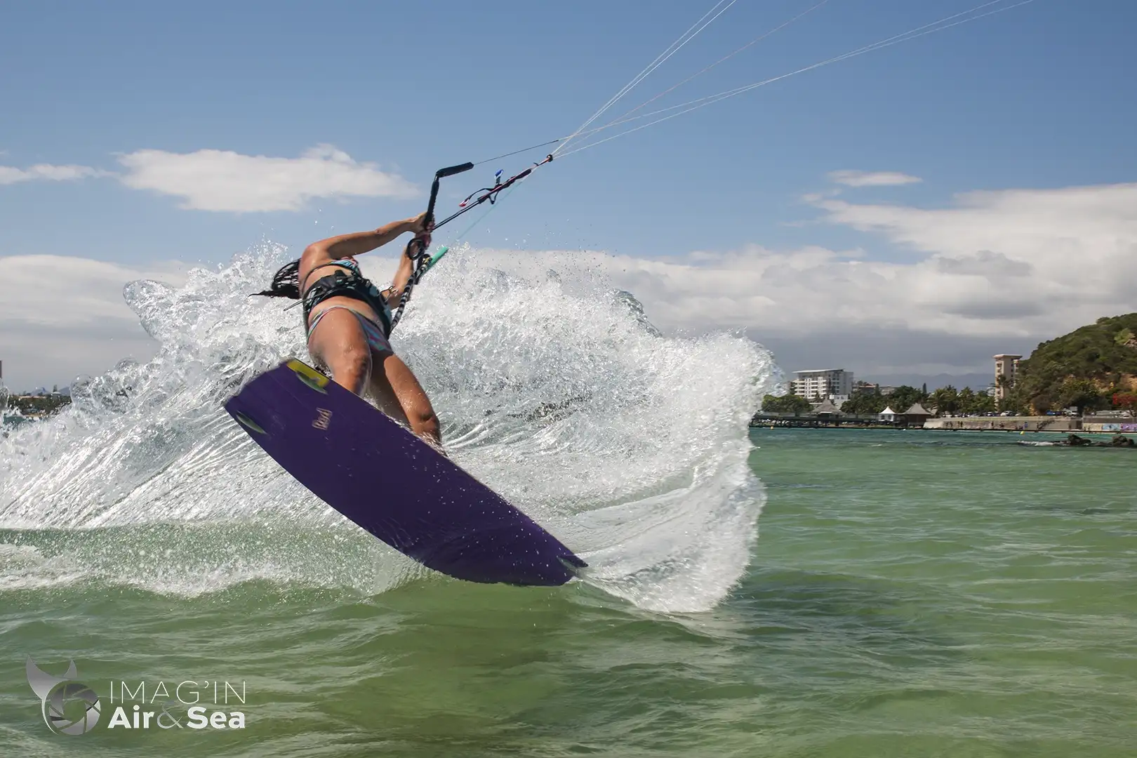 La multiple championne du monde de Kitesurf Bruna Kajiya sur une figure engagée à l'entrainement plage du Méridien à Nouméa en Nouvelle-Calédonie