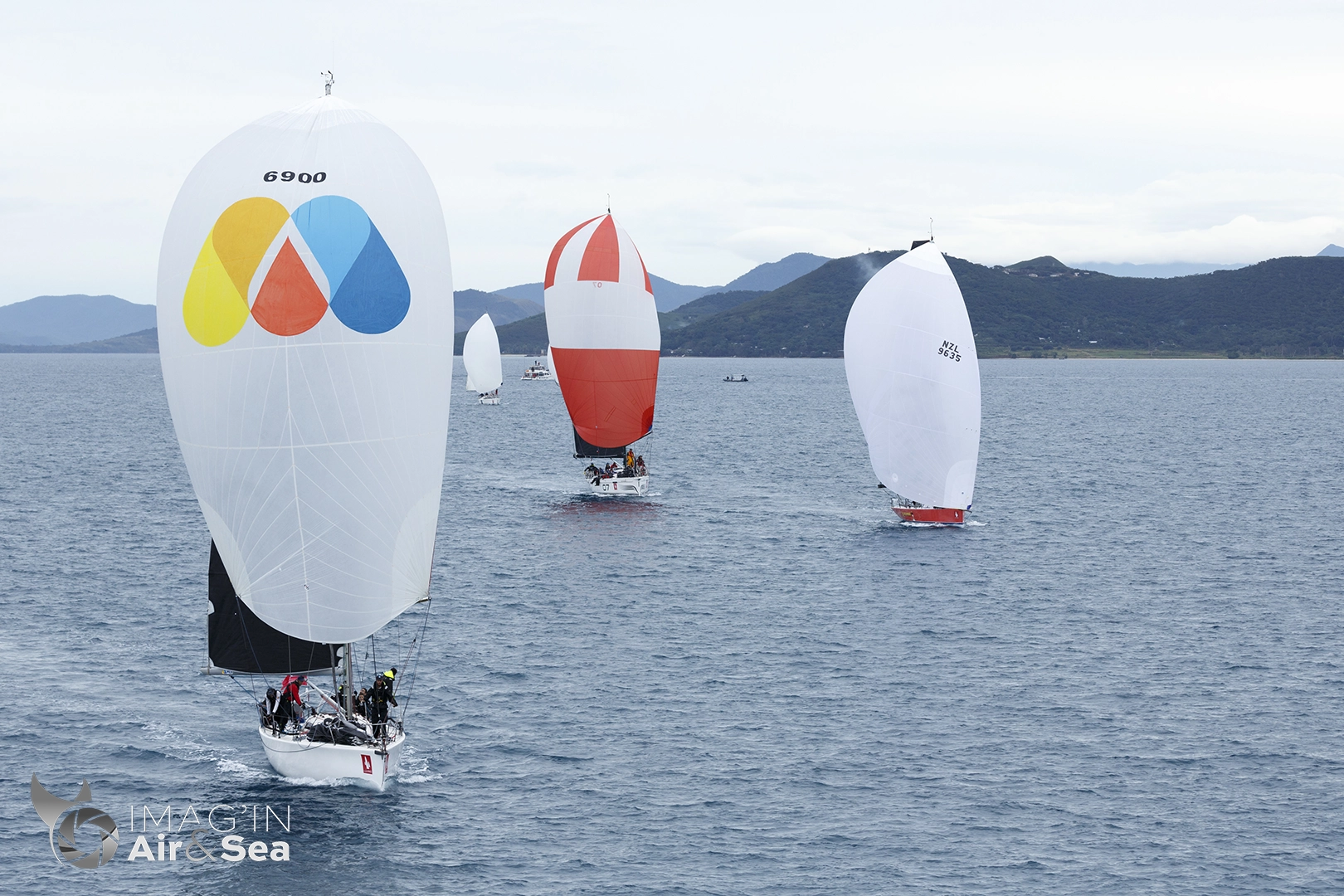 Passage sous spi peu après le départ de la Groupama race 2022 à Nouméa