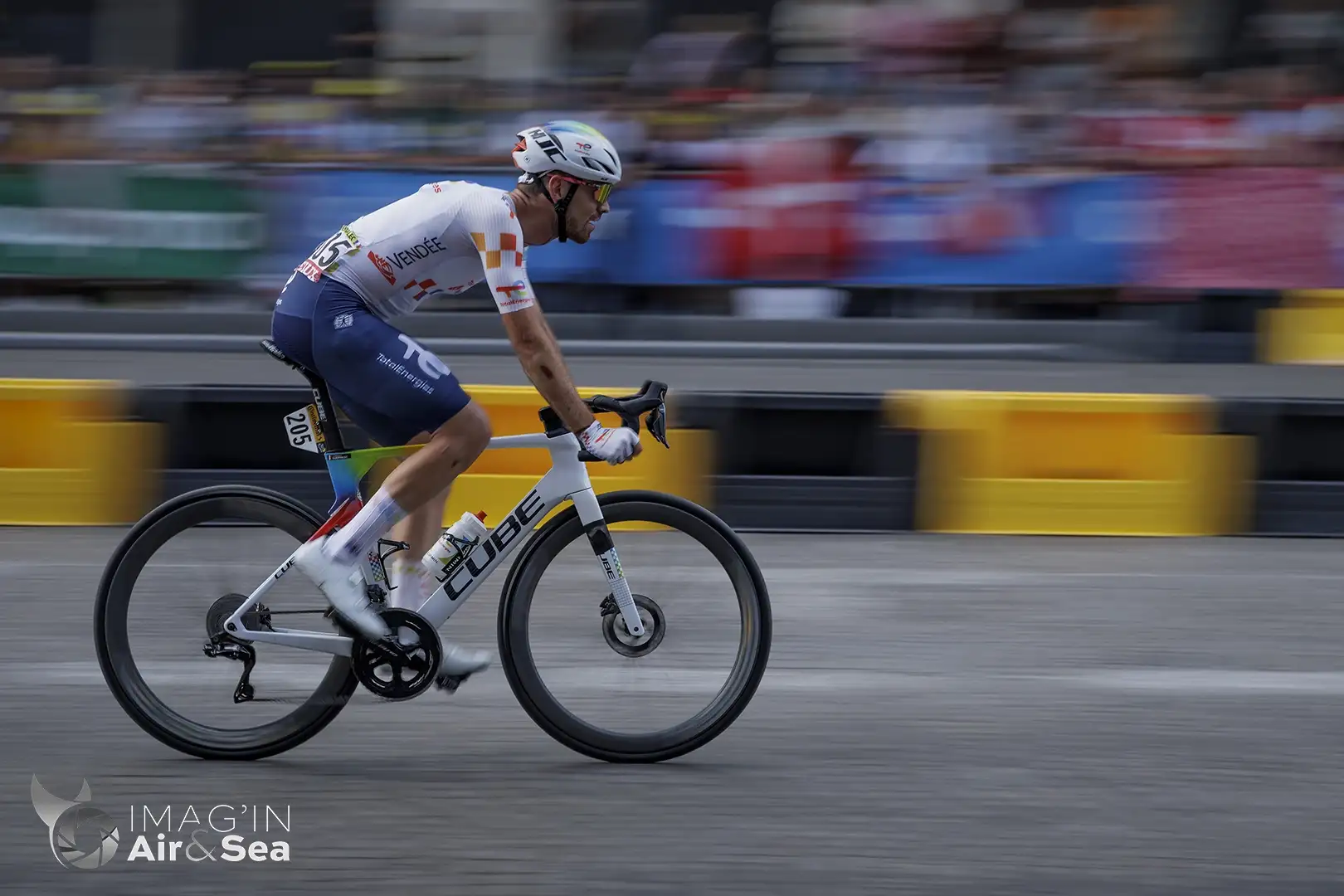 Thibault Guernalec roule à toute vitesse lors sur les Champs Elysées lors de la dernière étape du Tour de France Cycliste 2026