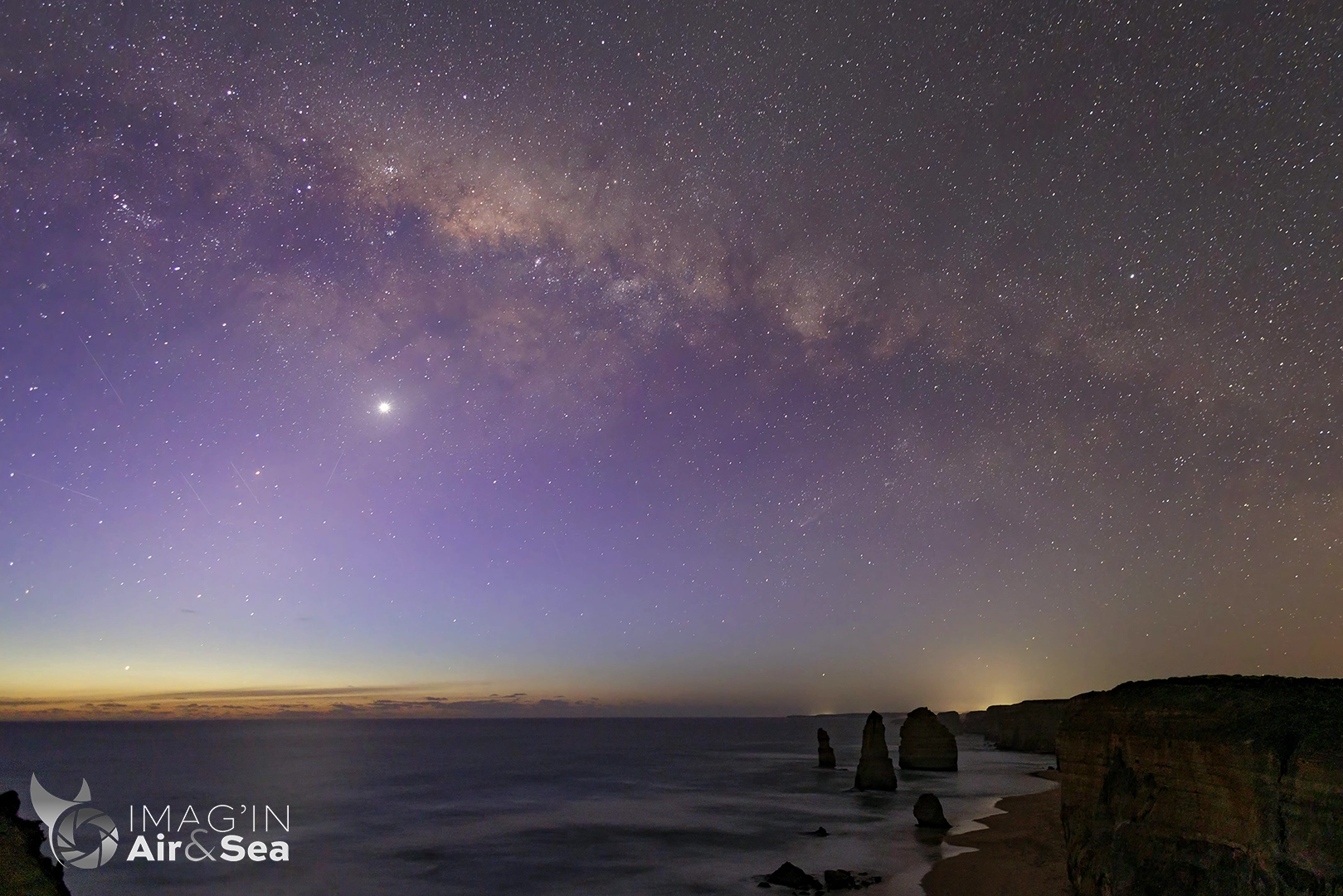 Photo de nuit avec le bulbe de la voie lactée au dessus des 12 Apôtres en Australie