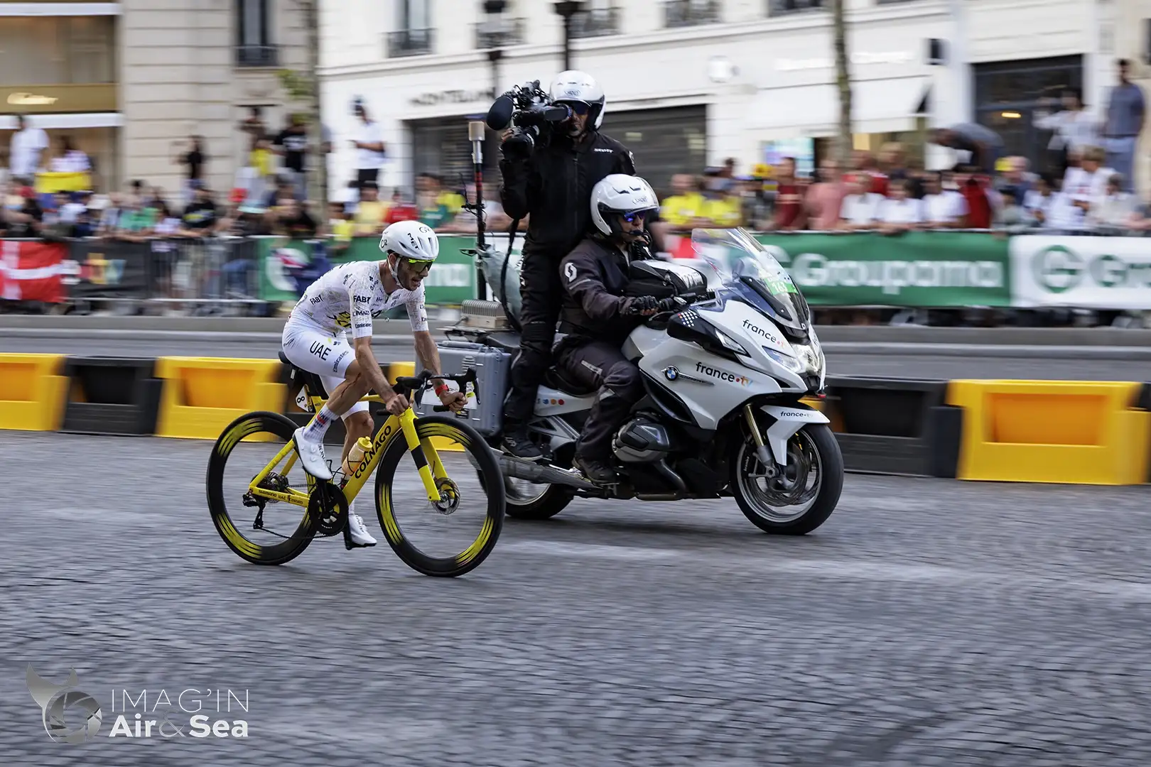 Adam Yates Dossard N°8 UAE TEAM EMIRATES suivi par une moto caméra pendant le direct du Tour de France 2026