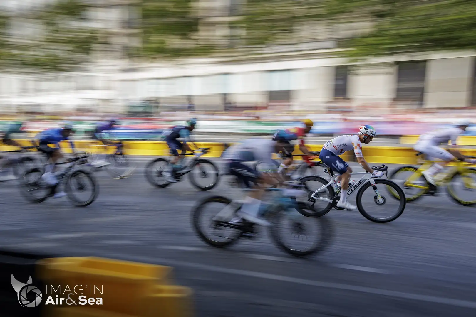 Alexandre Delettre au milieu du peloton lors de la descente des Champs Elysées