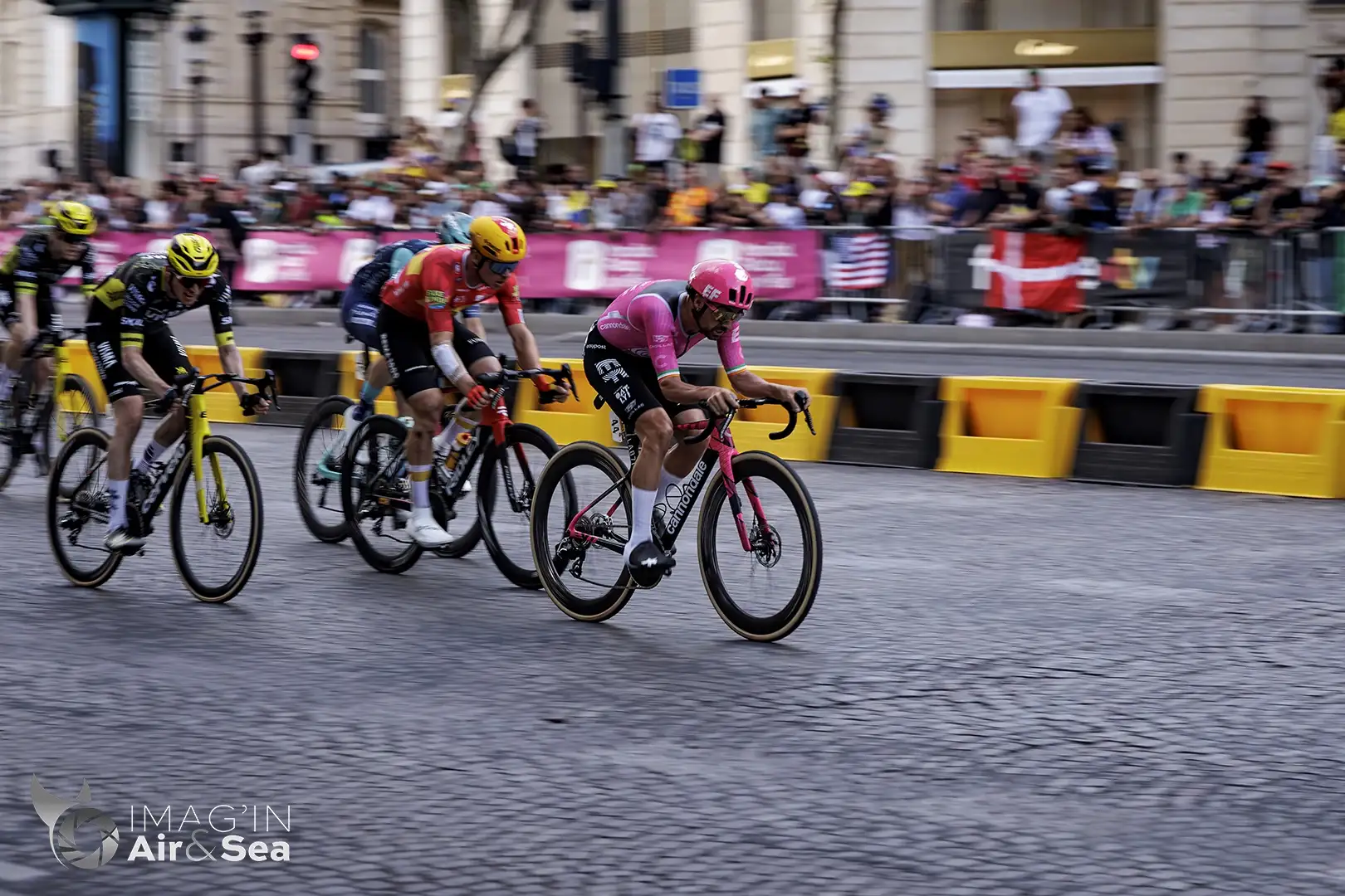 Ben Healy EF EDUCATION - EASYPOST à la tête d'un groupe de poursuivant