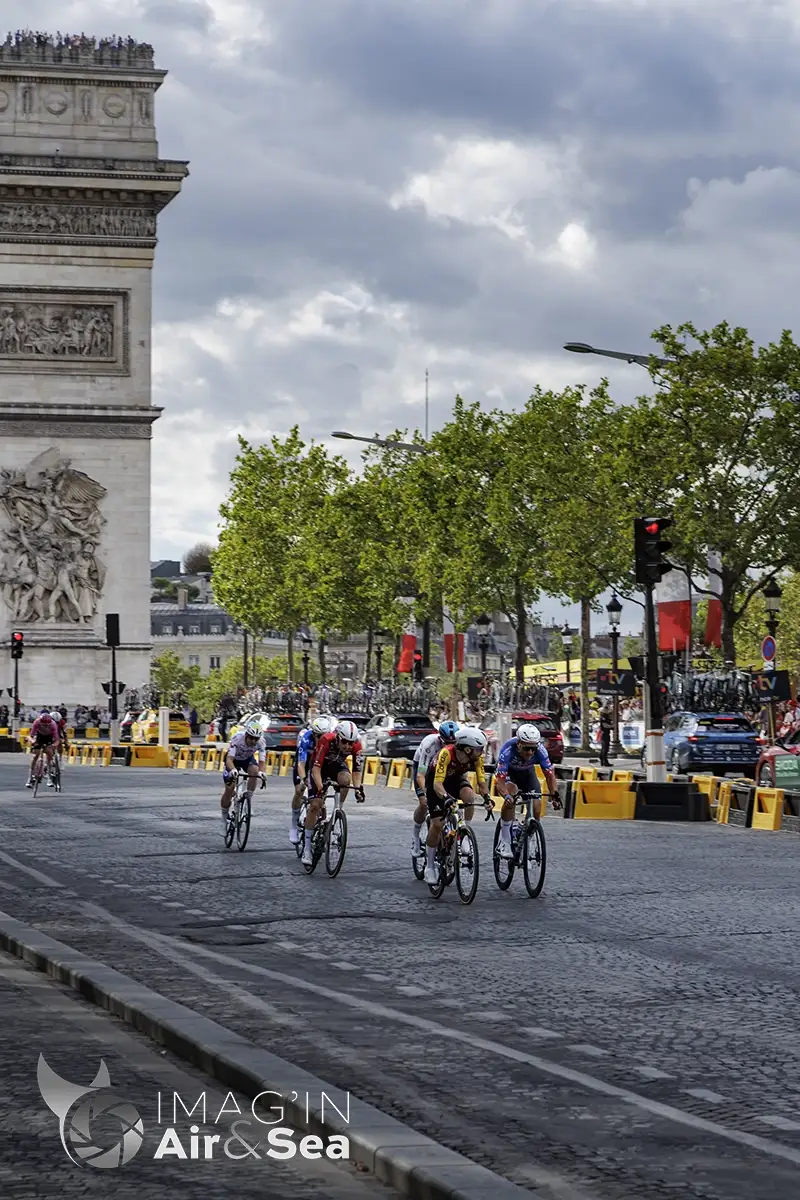 Benjamin Thomas COFIDIS et Silvan Dillier ALPECIN-PREMIER TECH menant un petit groupe de coureur sur les Champs Elysées