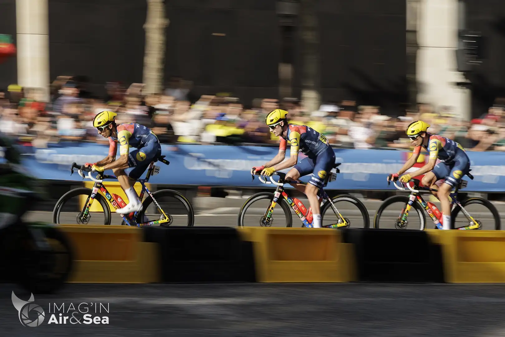 Carlos Verona emmène Derek James Gee et Juan Ayuso dans sa roue lors de l'une des remontées des Champs Elysées à Paris