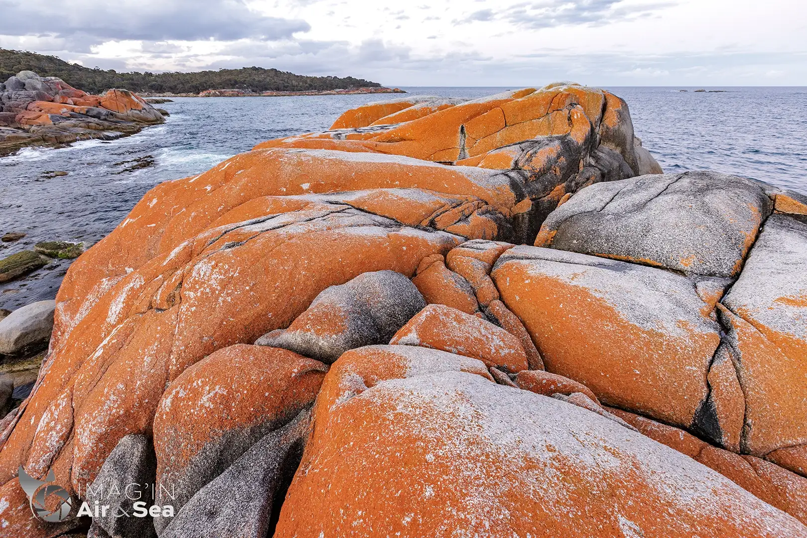 Photo des rocher flamboyant de Cosy Corner North recouvert de lichen orange donnant son nom à la Bay of Fire.