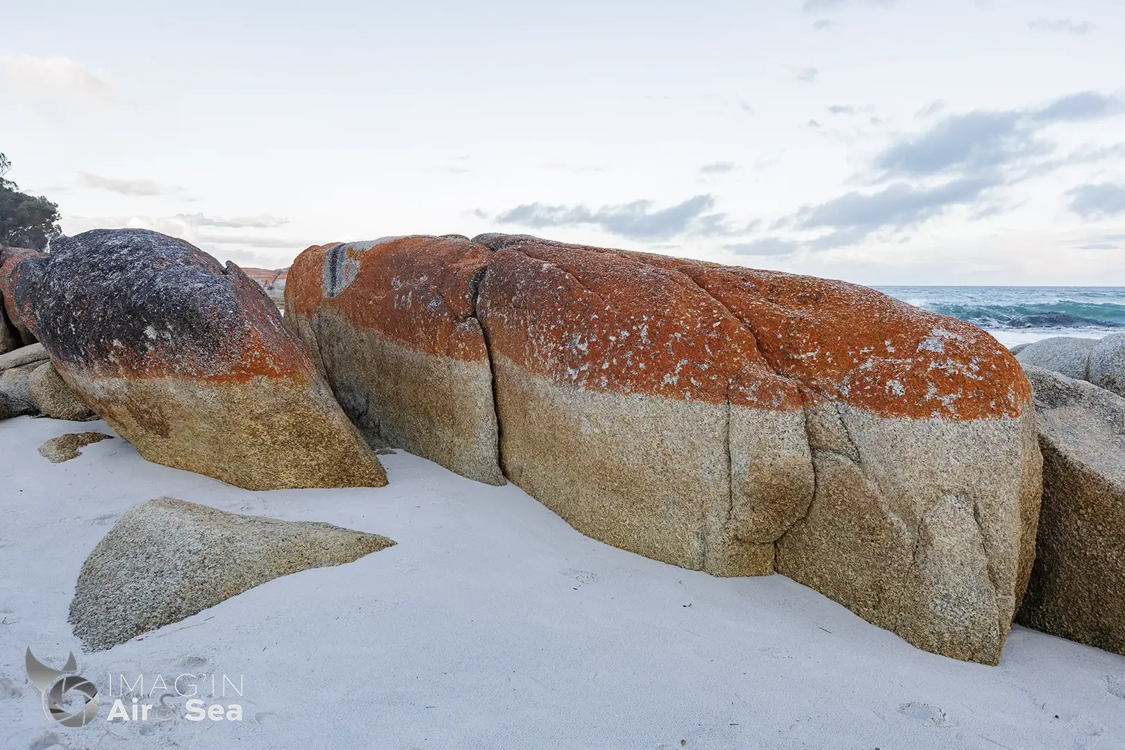Photo des rocher flamboyant de Cosy Corner North recouvert de lichen orange donnant son nom à la Bay of Fire.