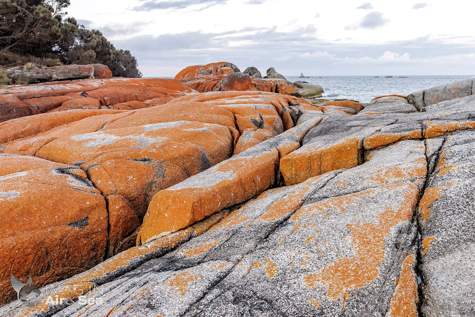Photo des rocher flamboyant de Cosy Corner North recouvert de lichen orange donnant son nom à la Bay of Fire.