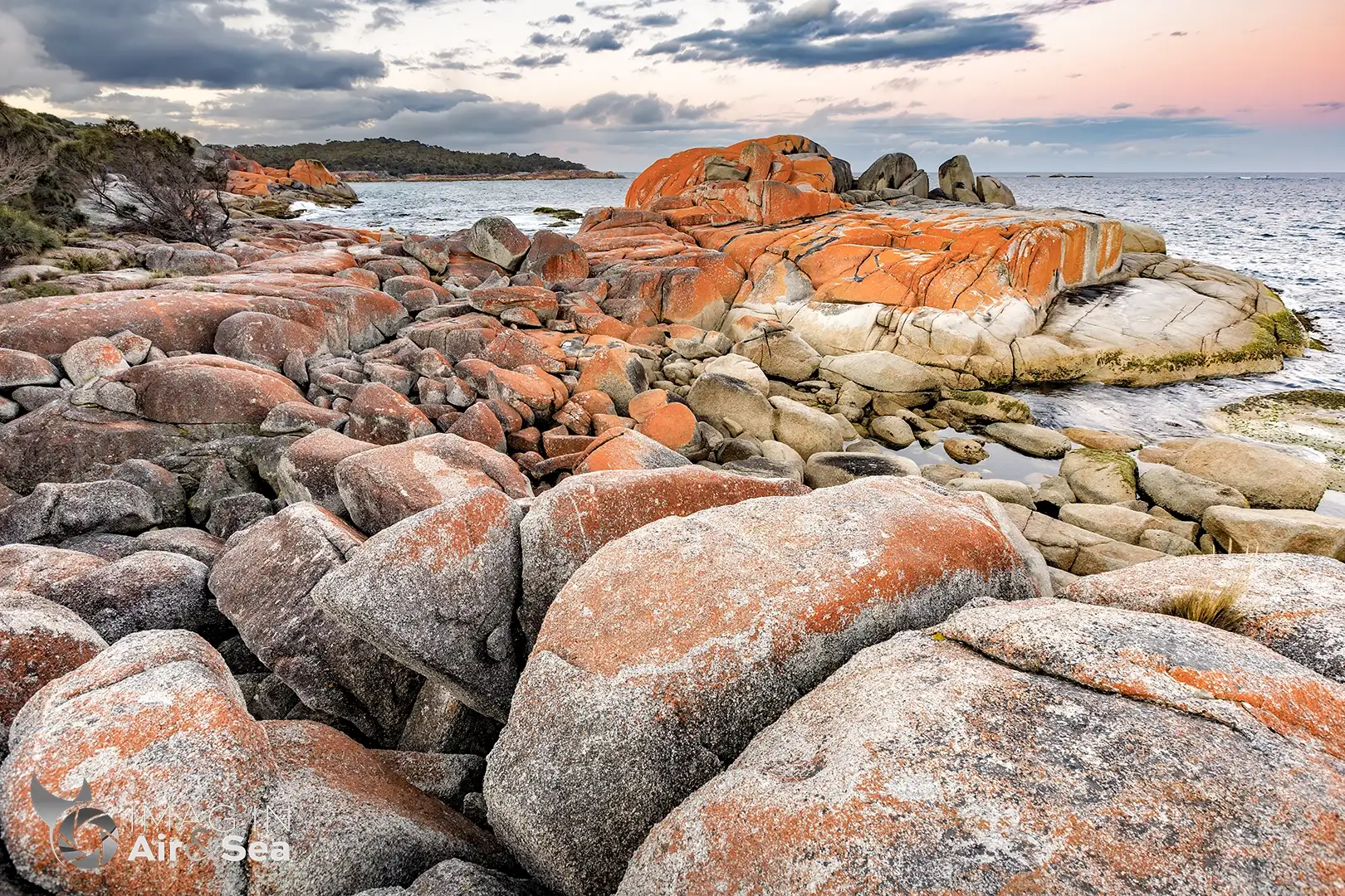 Photo des rocher flamboyant de Cosy Corner North recouvert de lichen orange donnant son nom à la Bay of Fire.