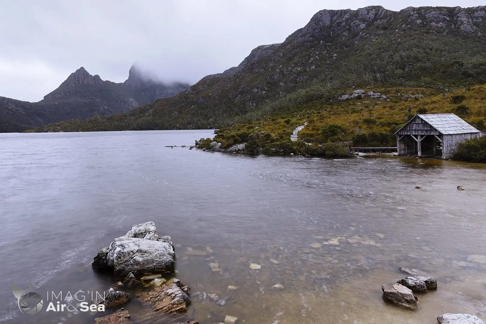 Photo d'une des vue les plus connues des Cradle Mountain avec l'ancien hangar à bateau de Dove Lake.