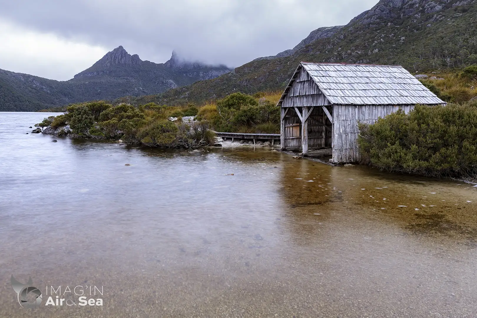 Photo d'une des vue les plus connues des Cradle Mountain avec l'ancien hangar à bateau de Dove Lake.