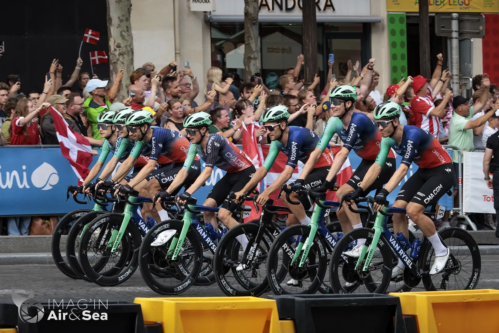L'équipe Decathlon-CMA CGM parade à l'avant du peloton lors du départ de la dernière étape du Tour de France