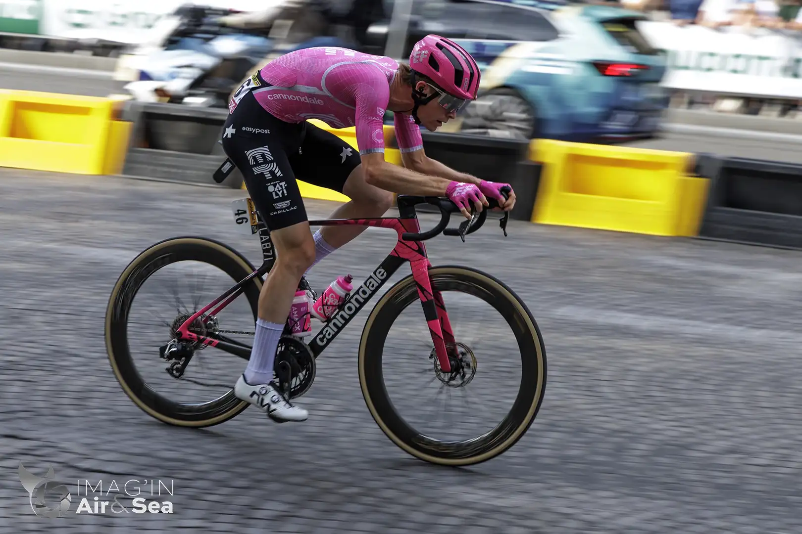 Le coureur de la EF EDUCATION - EASYPOST, Georg Steinhauser sur une des descente des Champs Elysées.