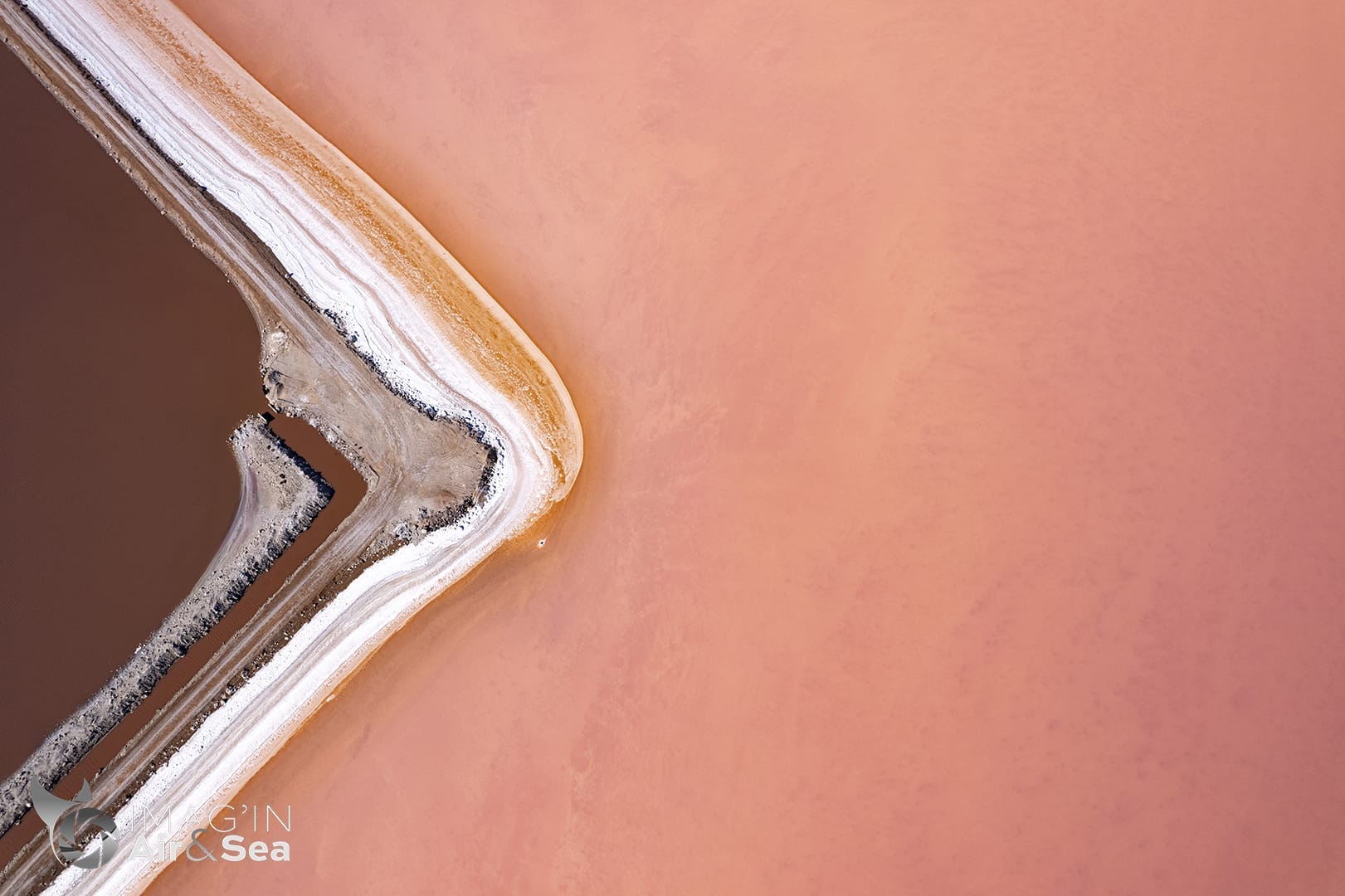 Prise de vu aérienne de Hutt Lagoon au nord de Geraldton en Australie de L'ouest