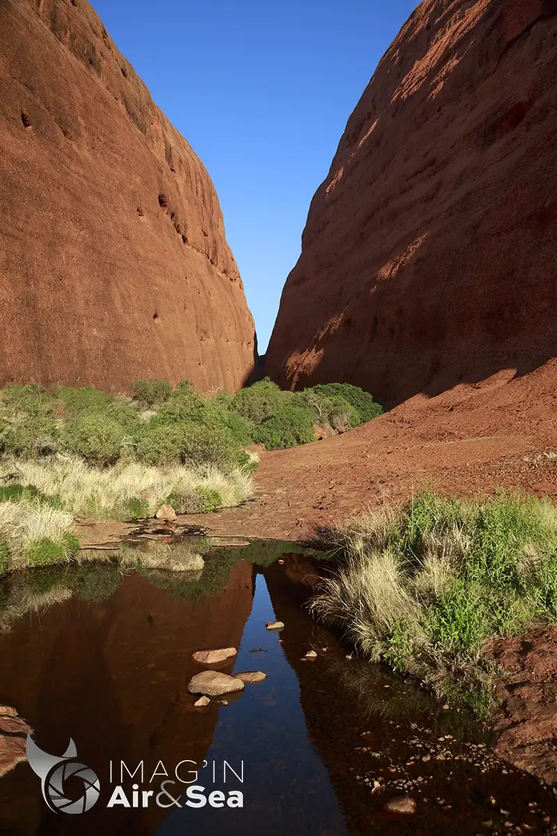 Photo de Walpa Gorge au coeur de Kata-Tjuta dans le centre rouge.