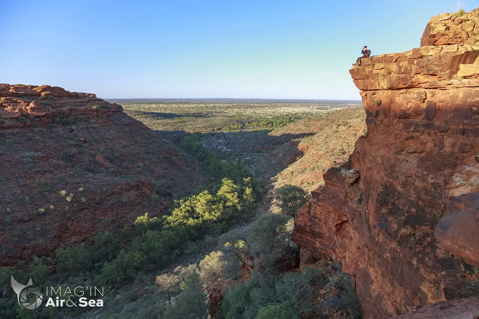 Les falaises vertigineuses de kings Canyon sont l'un des plus beau endroits du centre rouge pour le lever de soleil