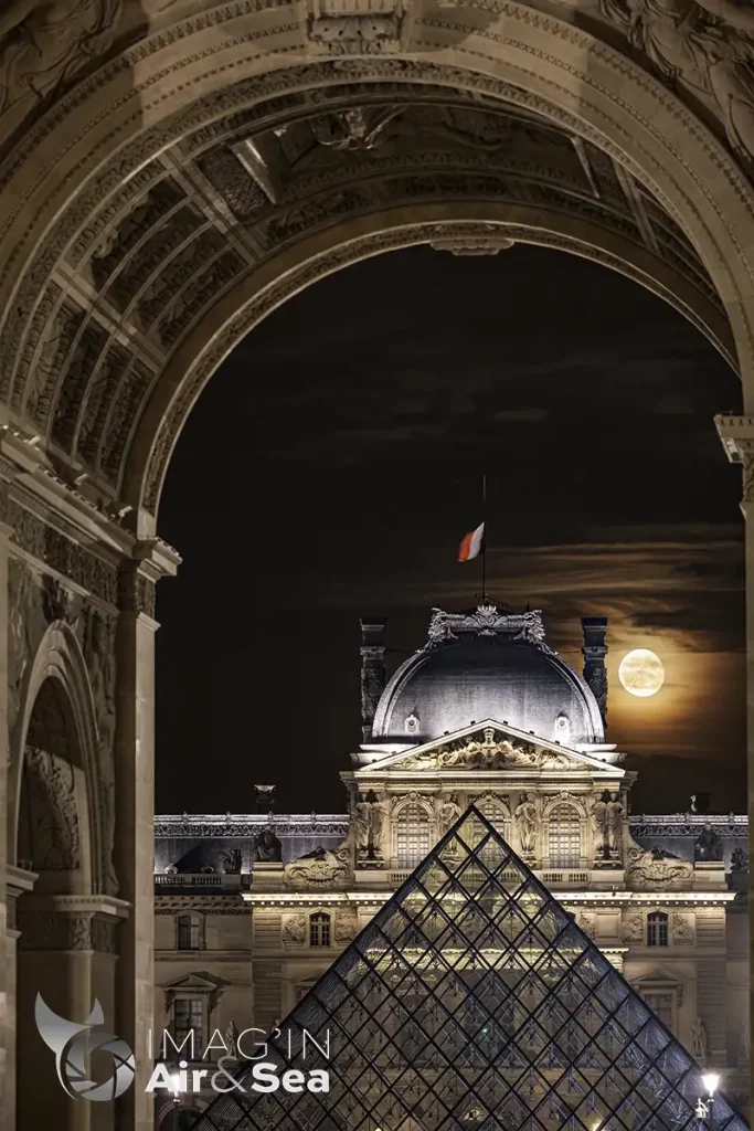 Le Louvre photographier à travers l'une des arches de l'Arc de Triomphe du Carrousel