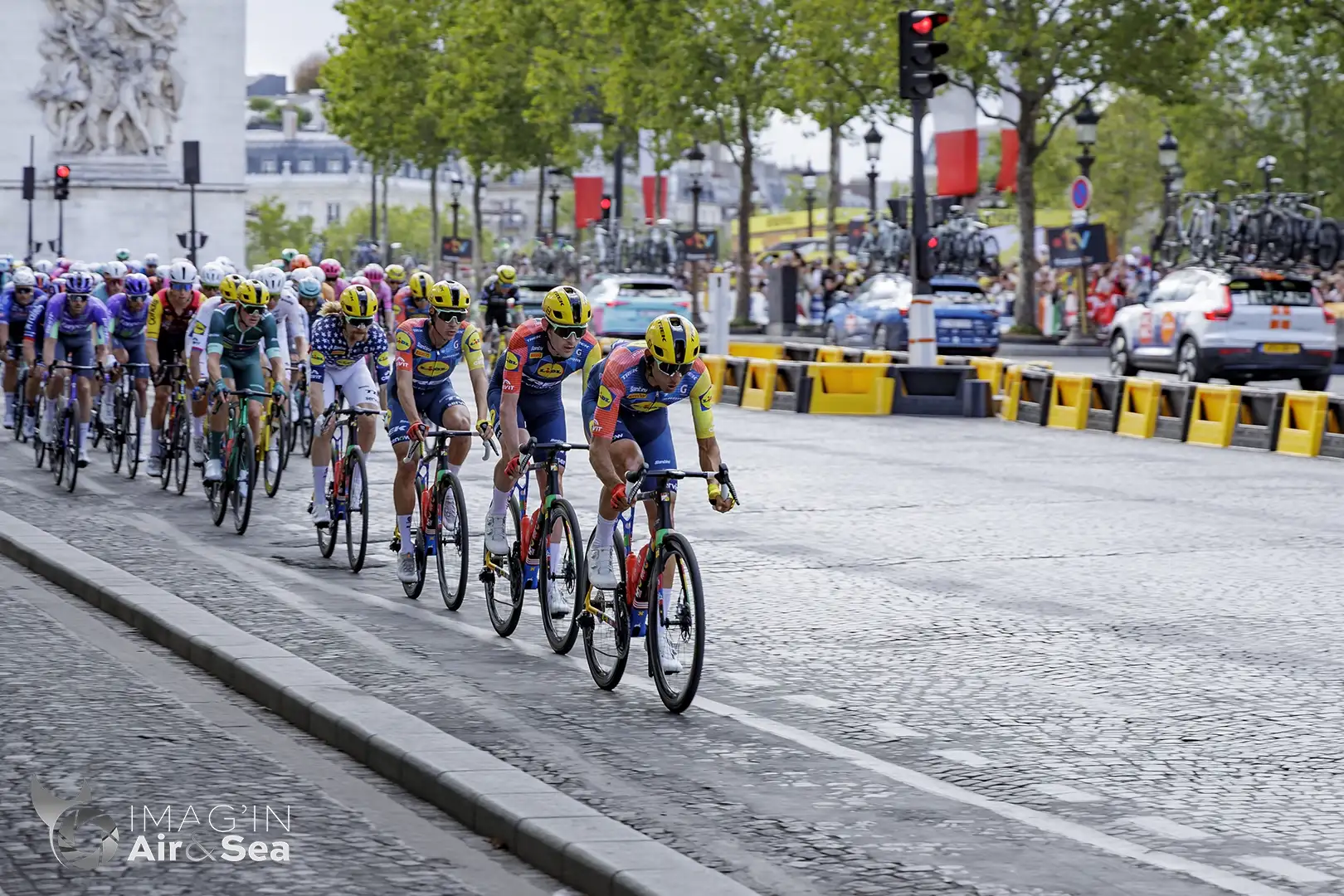 Le train de la LIDL-TREKtente de revenir sur la tête de course pour emmener Mads Pedersen au sprint