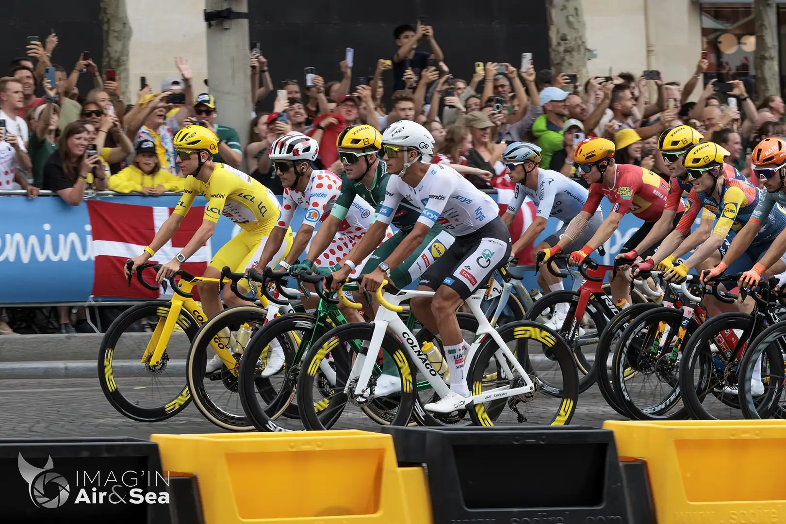 Tadej Pogacar N°1 UAE TEAM EMIRATES XRG en Jaune - Richard Carapaz N°41 EF EDUCATION - EASYPOST Maillot à poids - Mads Pedersen N°33 LIDL-TREK en Vert - Isaac Del toro N°2 UAE TEAM EMIRATES XRG en Blanc