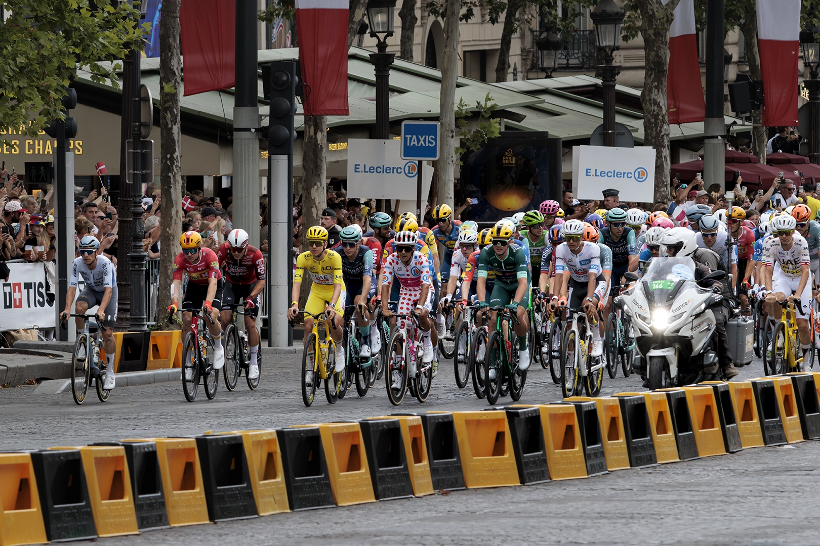Les 4 maillots du tour au départ de la dernière étape du tour de France 2026 remontent les Champs Elysées