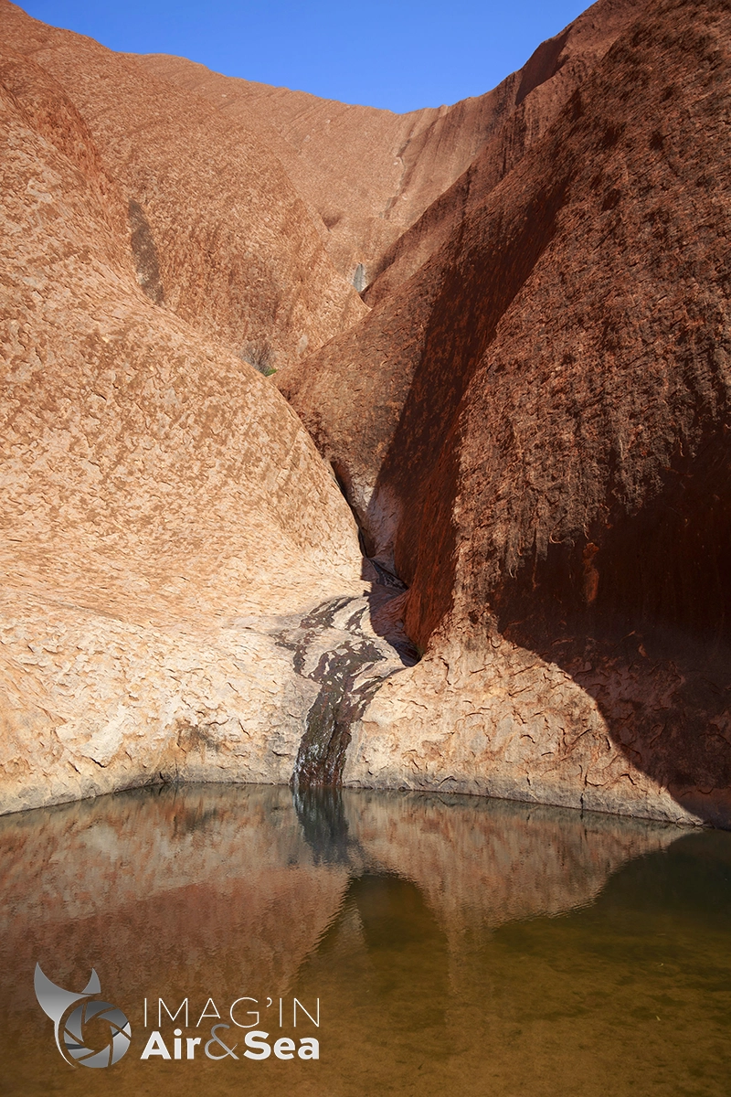 Image du Muṯitjulu Waterhole qui se trouve au pied du rocher d'Uluru