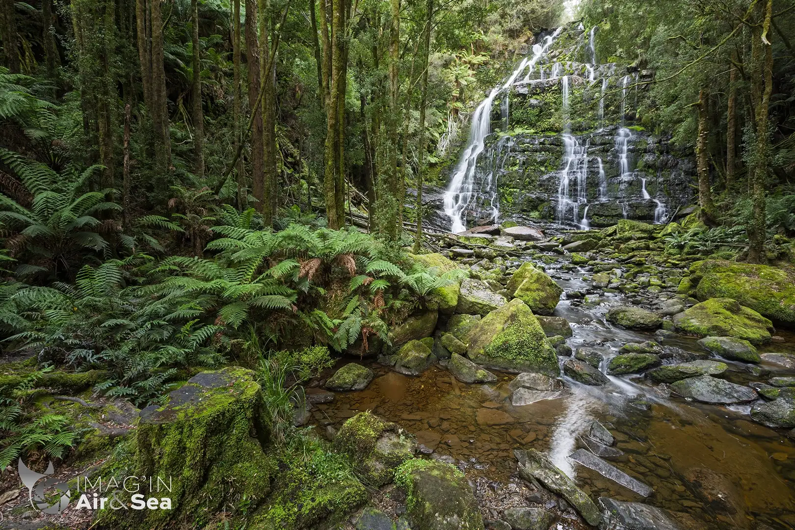 Photographie en pose longue de Nelson Falls, l'une cascade cachée de Tasmanie