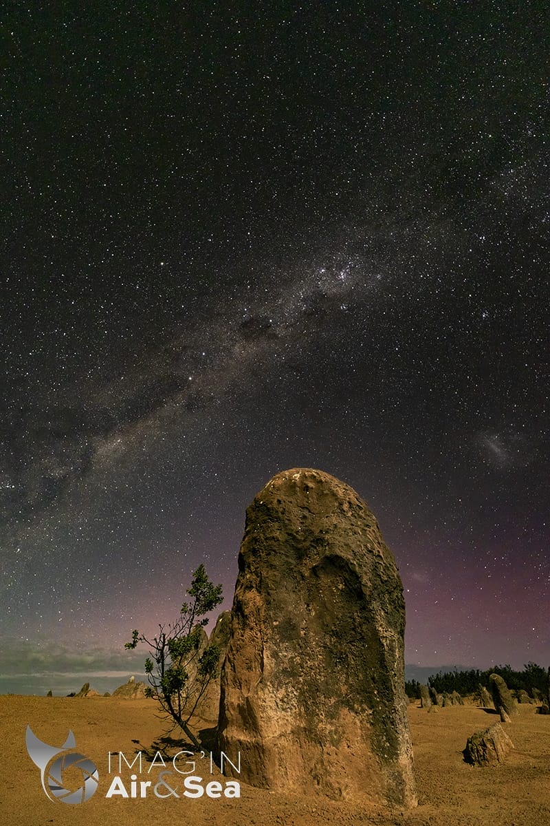 Photo d'une des formation du Pinnacles Desert sous la voie lactée en Australie de l'ouest.
