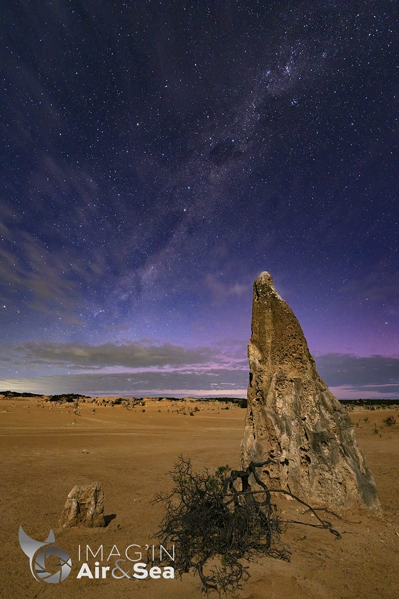 Photo du Pinnacles Desert sous la voie lactée en Australie de l'ouest.