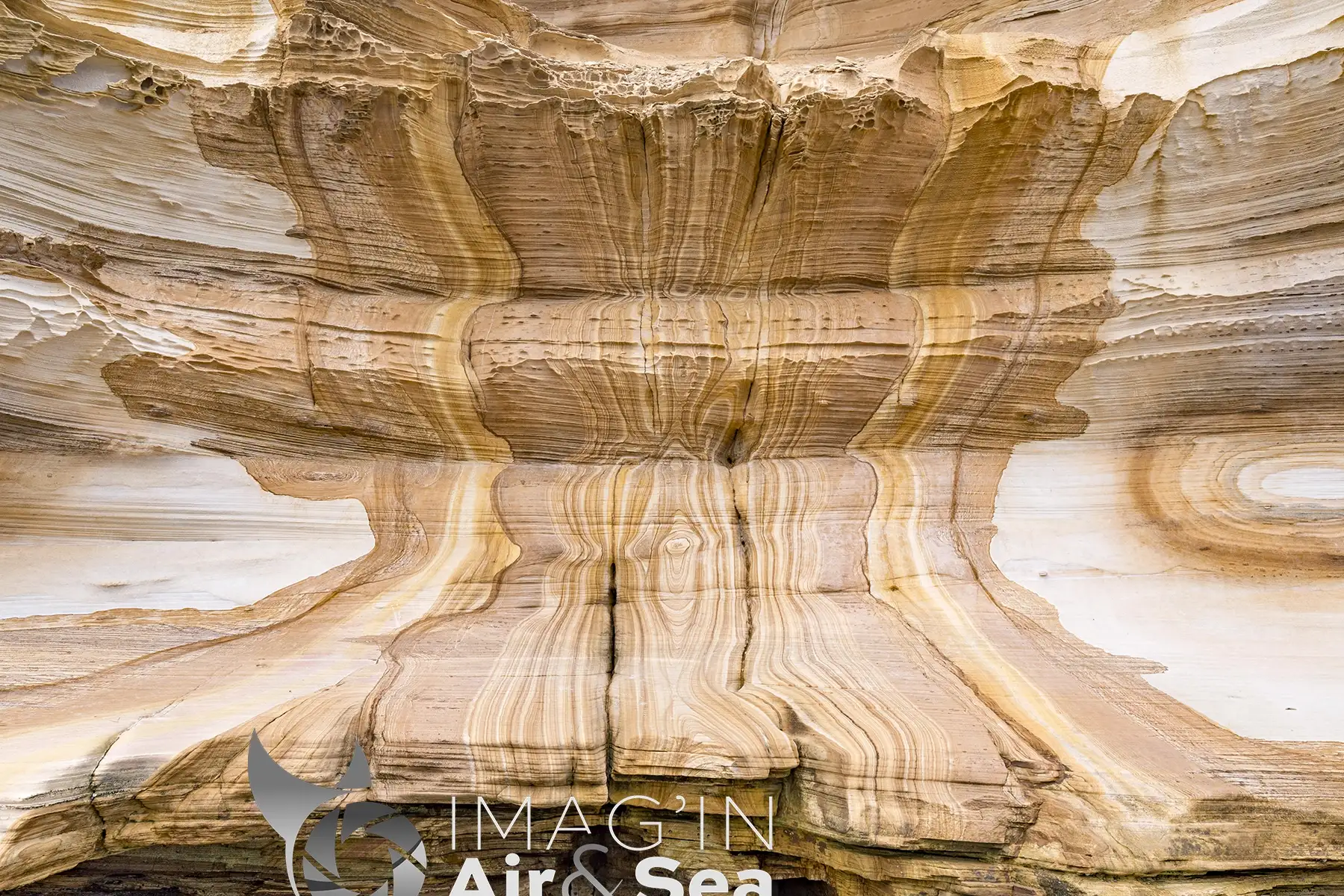 Photo des couleurs de Painted cliff sur la côte Ouest de Maria Island