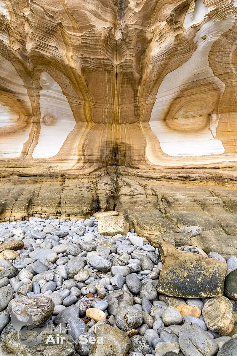 Photo en Portrait des formes et couleurs de Painted cliff sur la côte Ouest de Maria Island