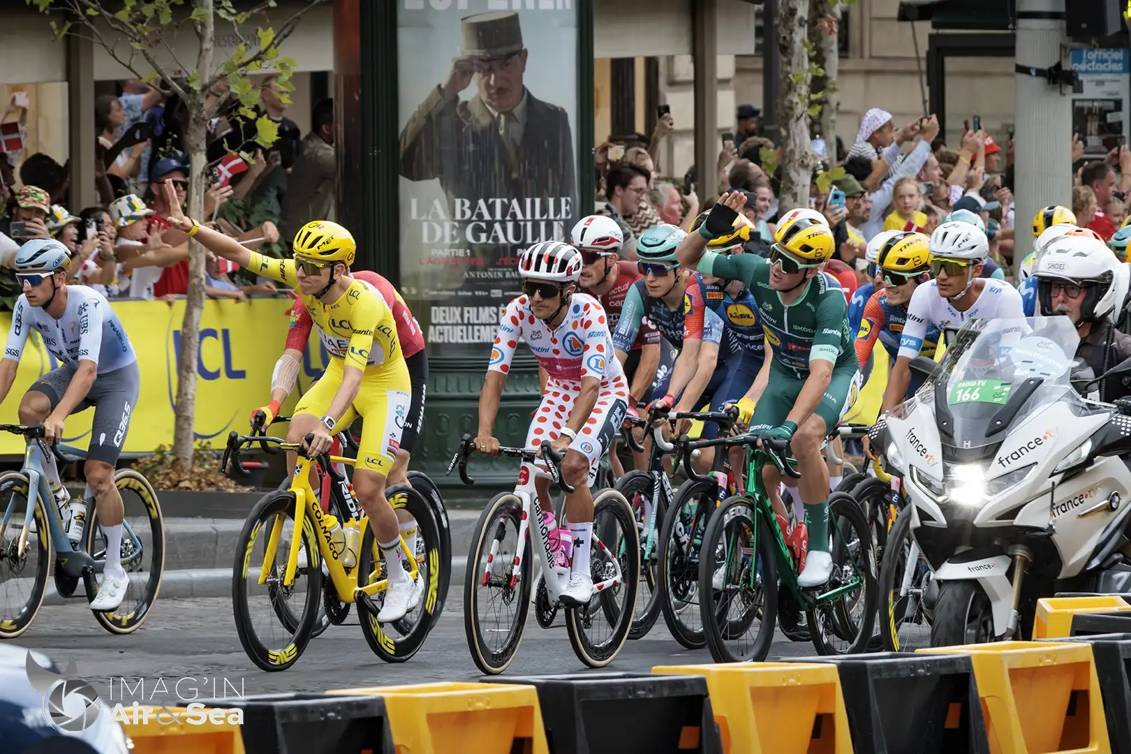 Les 4 maillots du tour Paradent au départ de la dernière étape du tour de France 2026 sur les Champs Elysées à Paris