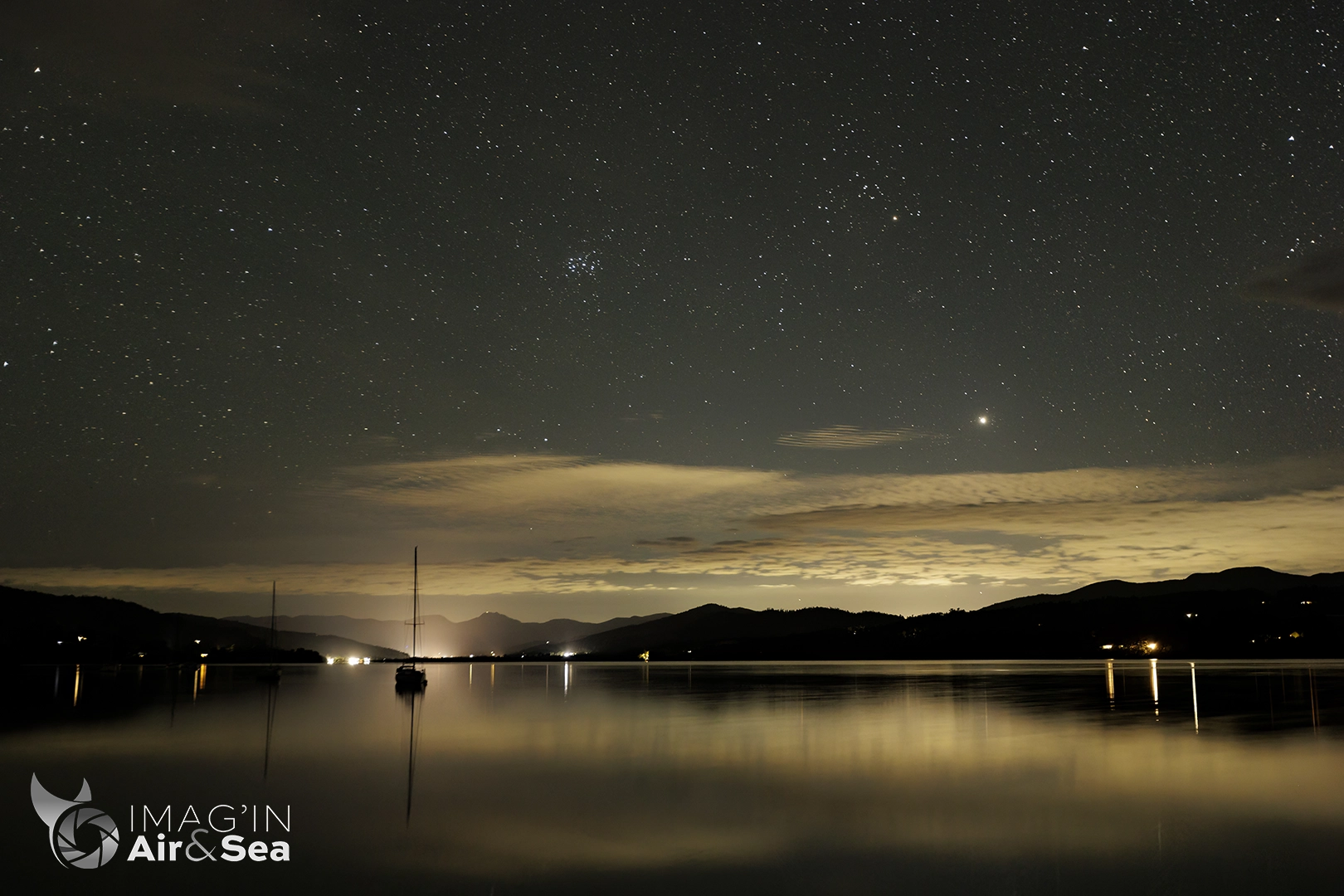 Photo de nuit dévoilant une aurore australe et un ciel étoilé dans le sud de la Tasmanie