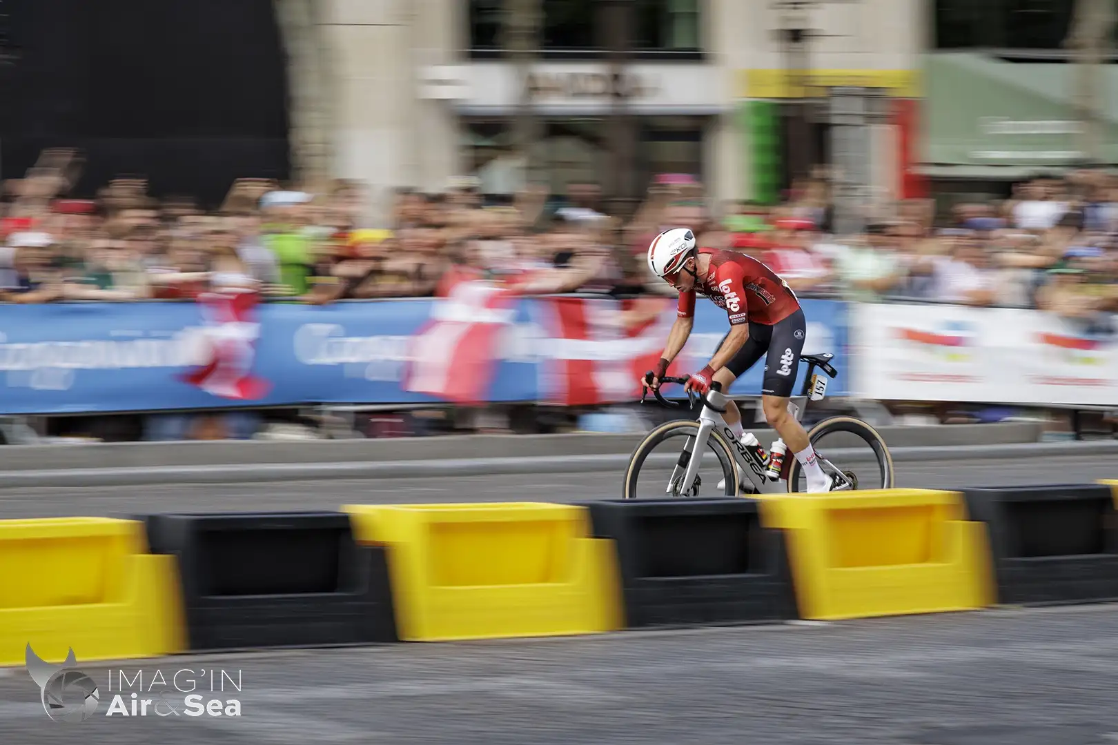 Baptiste Veistroffer LOTTO INTERMARCHE premier attaquant sur les Champs Elysées lors du Tour de France 2026