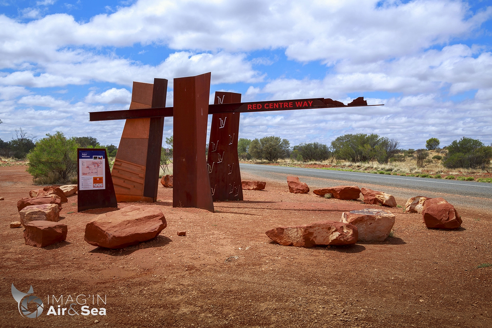 Photo montrant le mémorial de la Red Center Way entre Uluru et Alice Spring en Australie