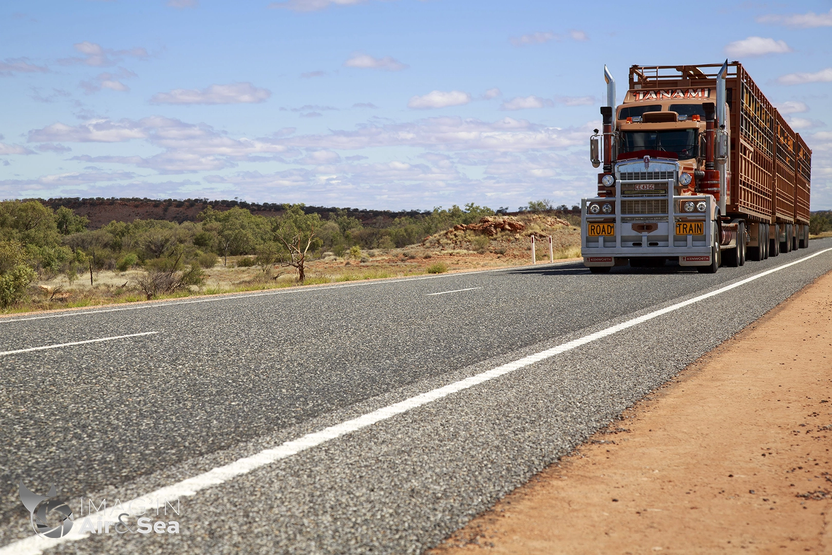 Photographie d'un des nombreux Road Train transportant du bétail qui sillonne le dessert du centre de l'Australie