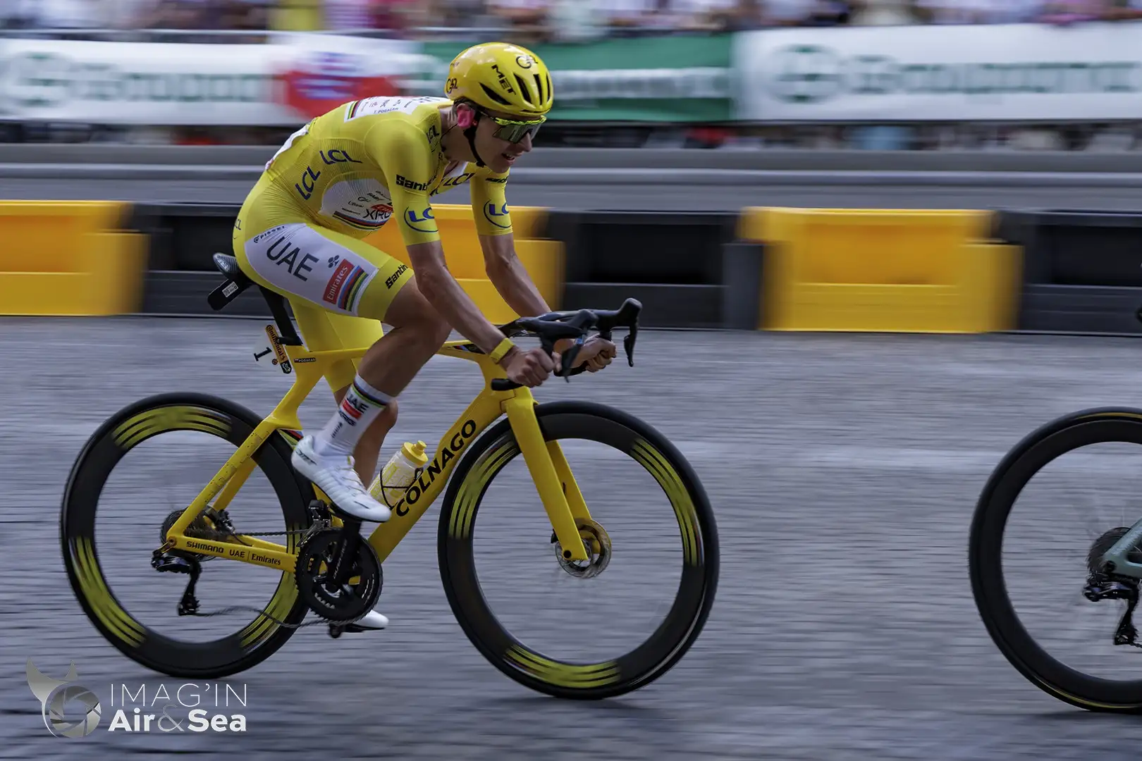 Tadej Pogacar en plein effort dans la roue de Mathieu Van der poel à 5km de l'arrivée à Paris