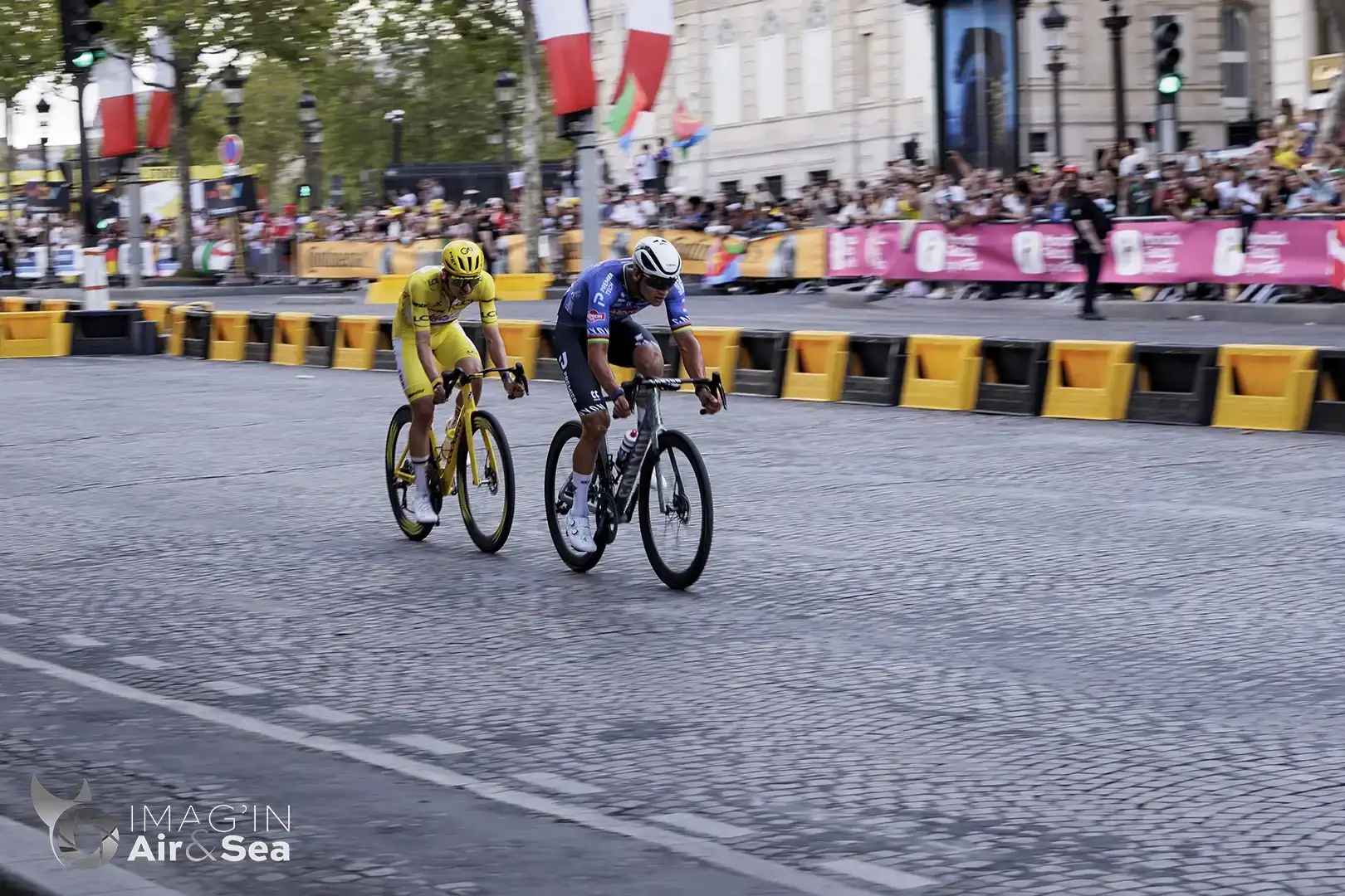 Le duo Van Der Poel et Pogacar descend une dernière fois les Champs Elisées en tête avant l'arrivée du tour de France 2026