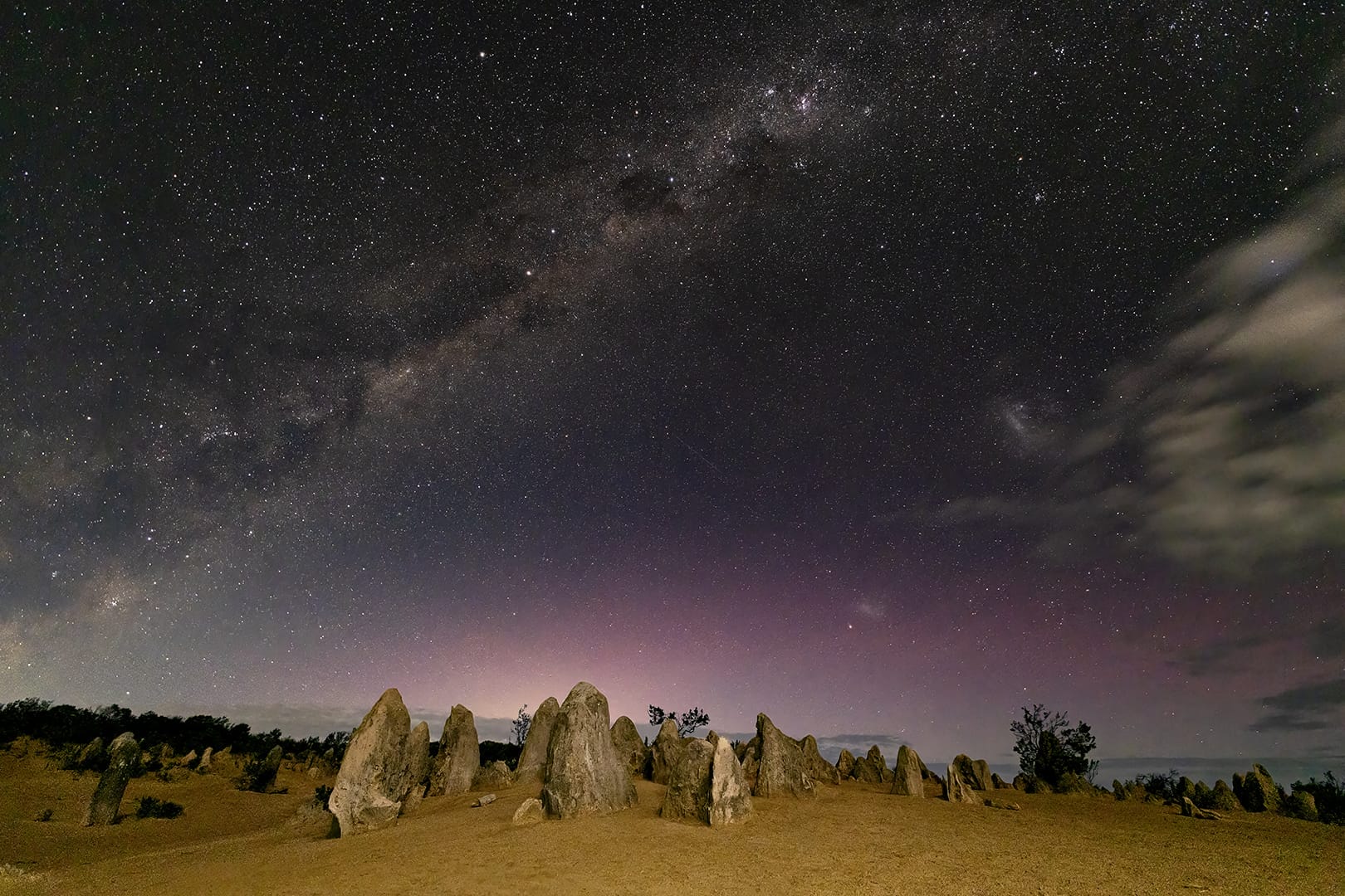 Photo du Pinnacles Desert sous la voie lactée en Australie de l'ouest.