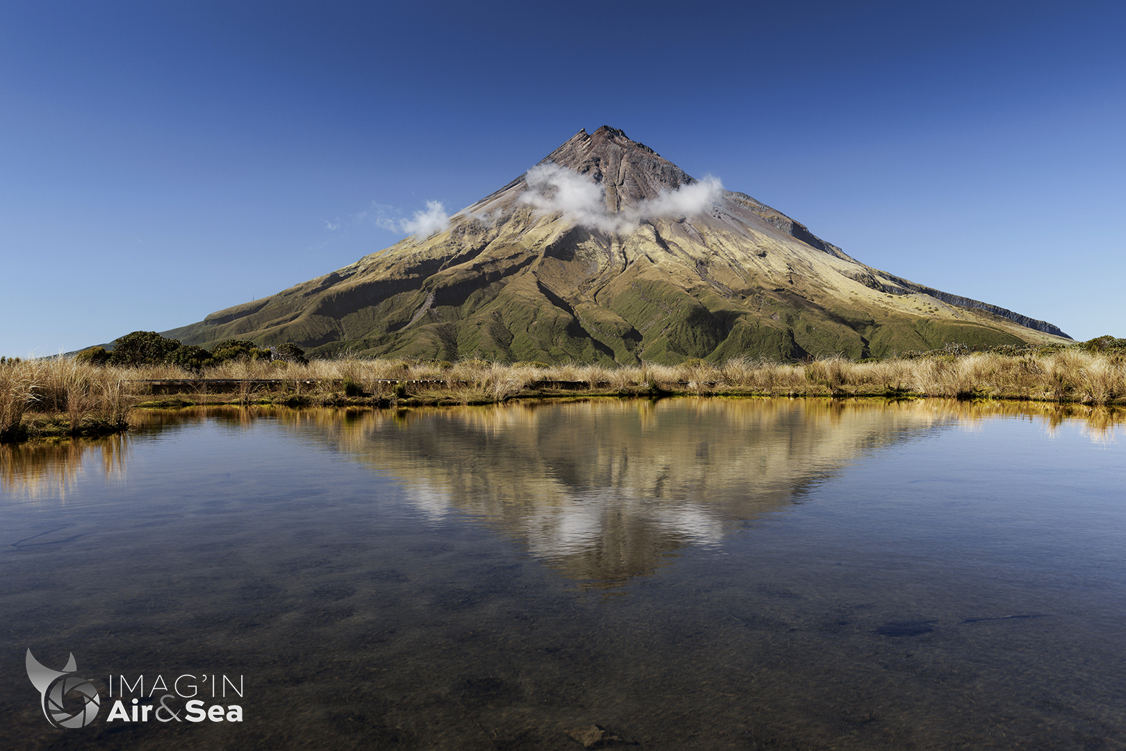 Vue sur le Mont Taranaki depuis Poukakai Tarnsdans l'île du nord de Nouvelle-Zélande
