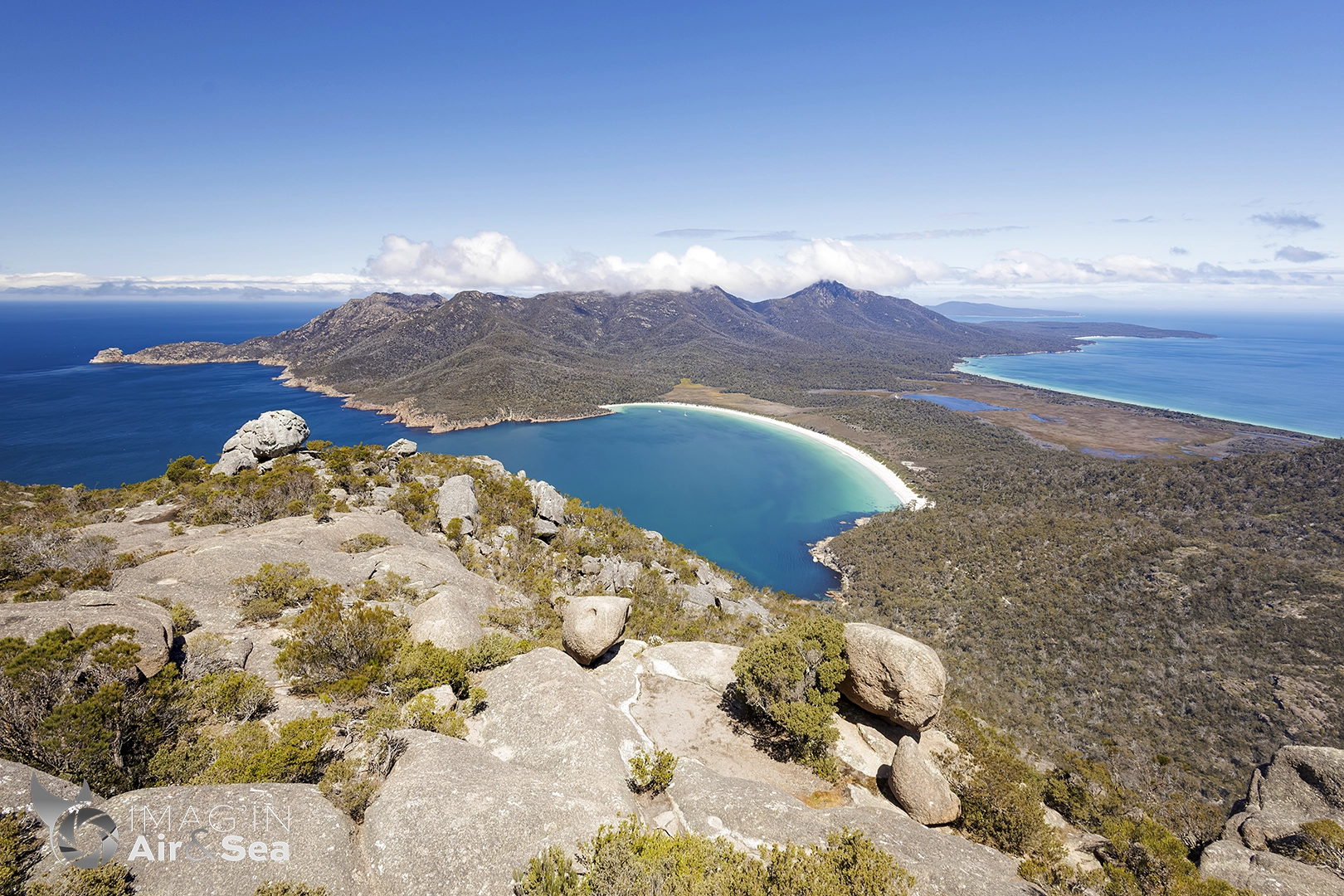 Photographie de Wineglass Bay depuis le Mont dans le Freycinet National Park.