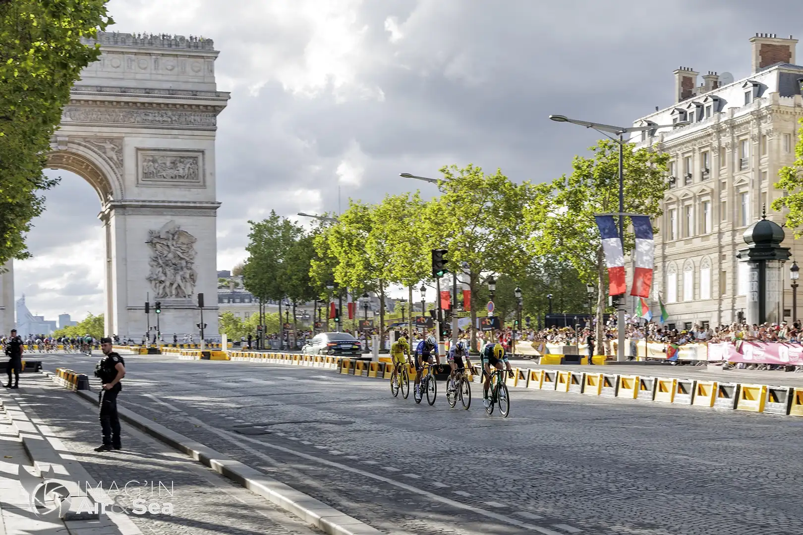 le groupe de 4 échappés composé de Mads Pedersen (maillot vert), Remco Evenepoel (Dossard N°21), Mathieu Van der poel (Dossard N°101) et Tadej Pogacar
(Maillot jaune) devance le peloton dans l'avant dernière descente des Champs Elysées.