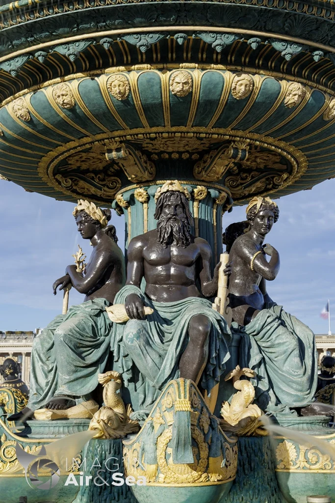 Photo en gros plan de la fontaine des mers sur le place de la Concorde à Paris
